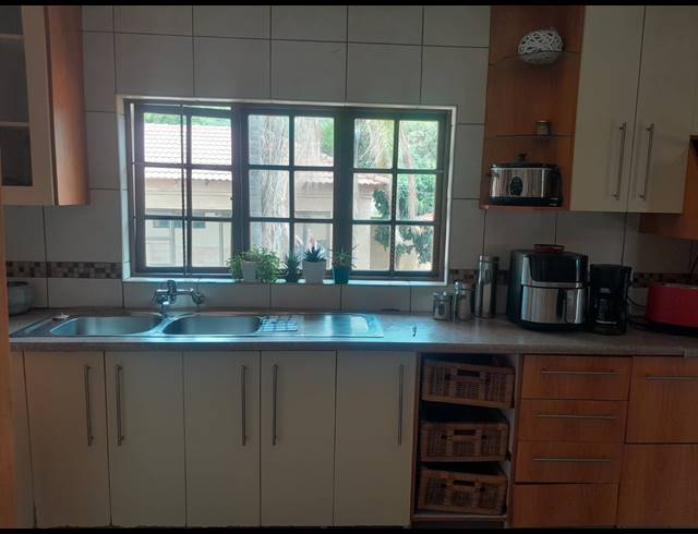 6 BEDROOM HOUSE FOR SALE IN SAFARI GARDENS
